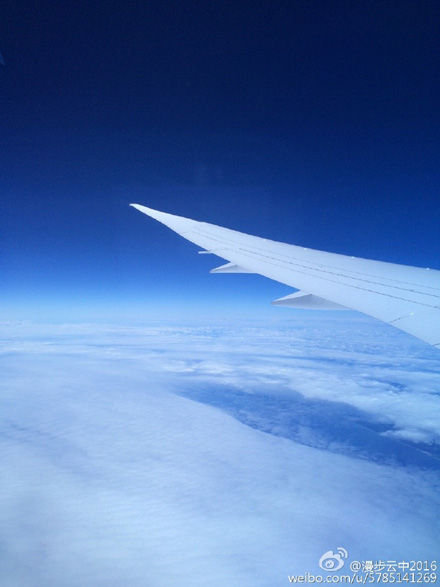 在飞机上看蓝天白云